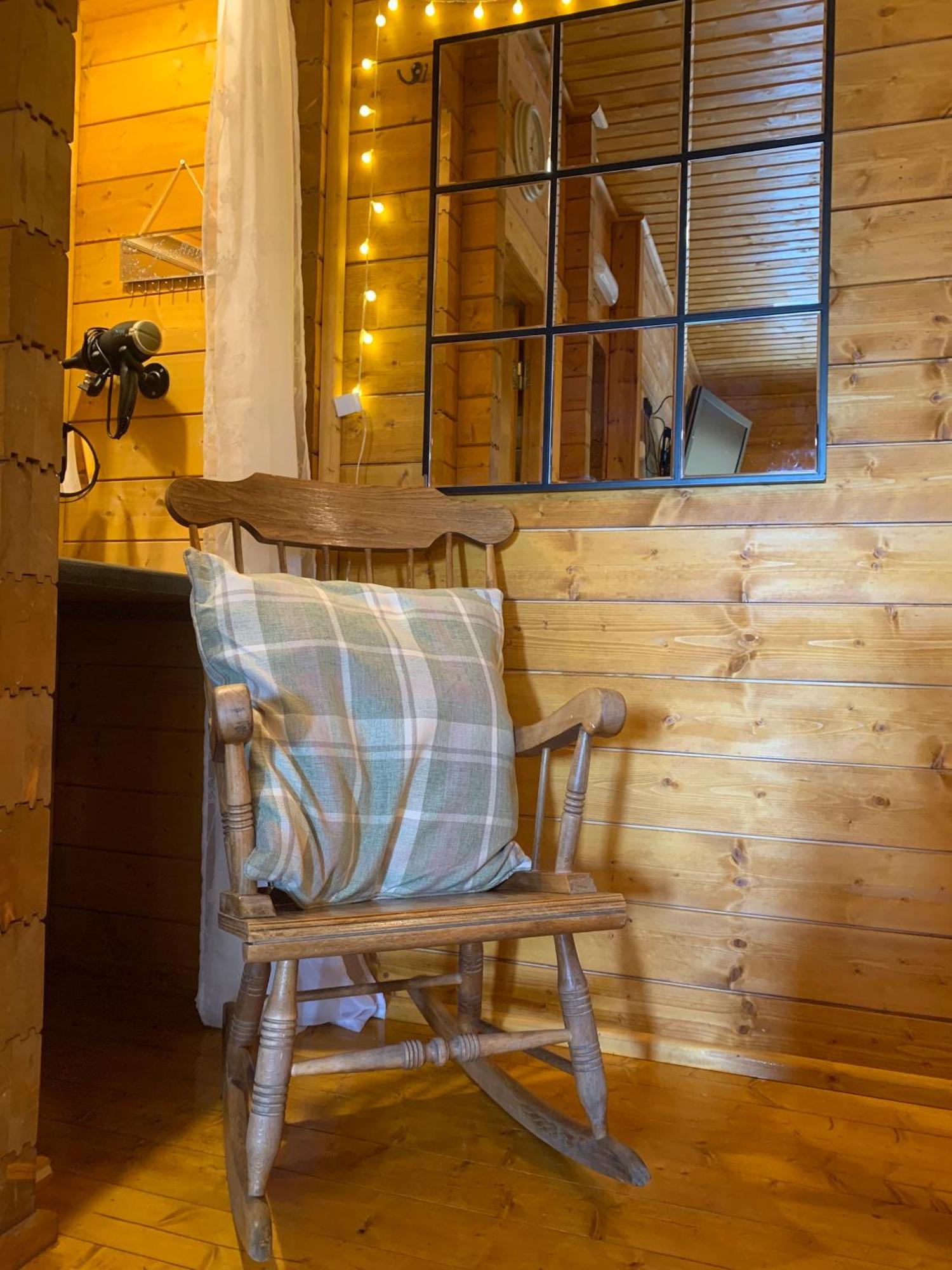 Cherry Cabin - Little Log Cabin In Wales Bettws Cedewain Kültér fotó