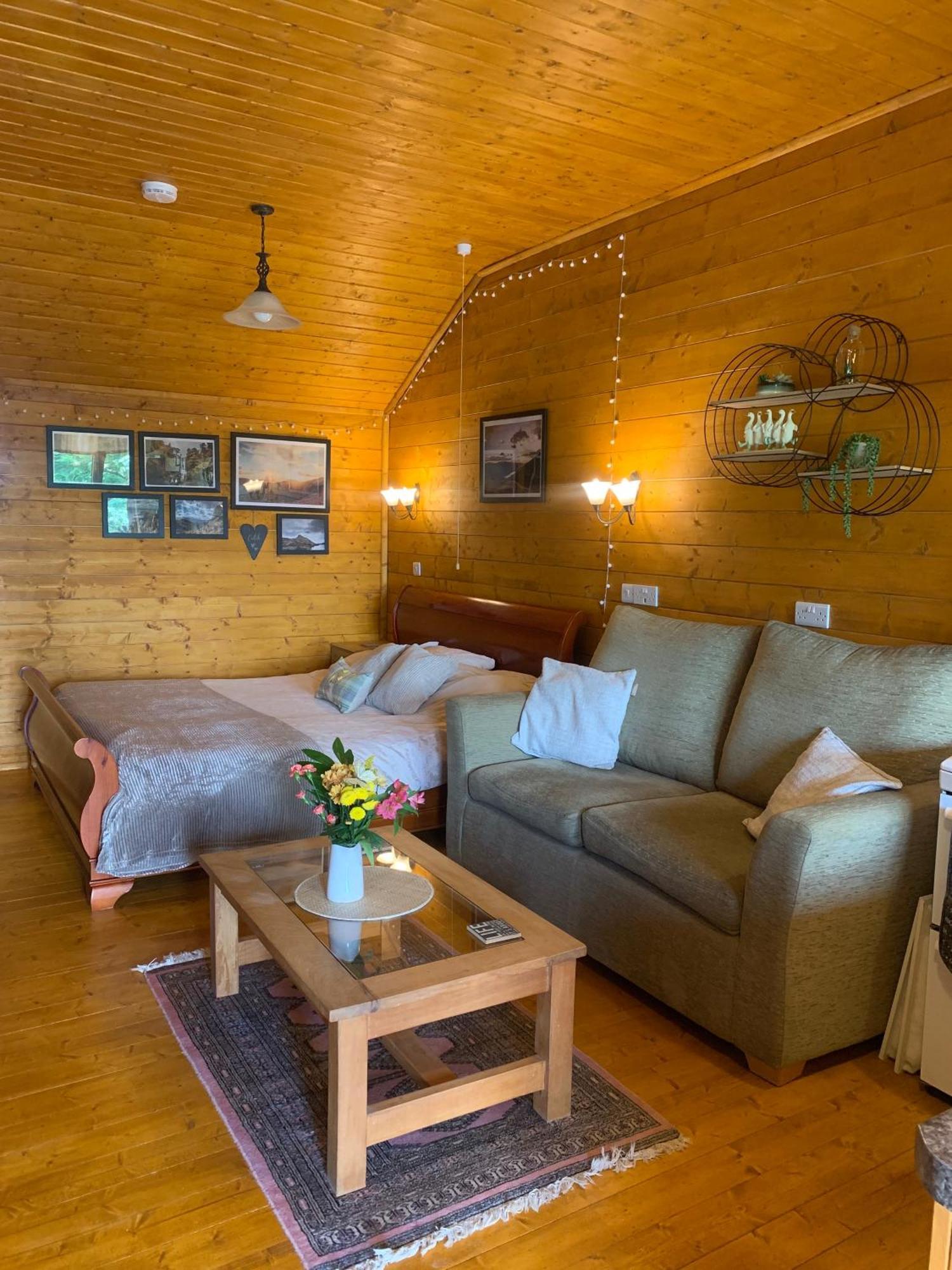 Cherry Cabin - Little Log Cabin In Wales Bettws Cedewain Kültér fotó